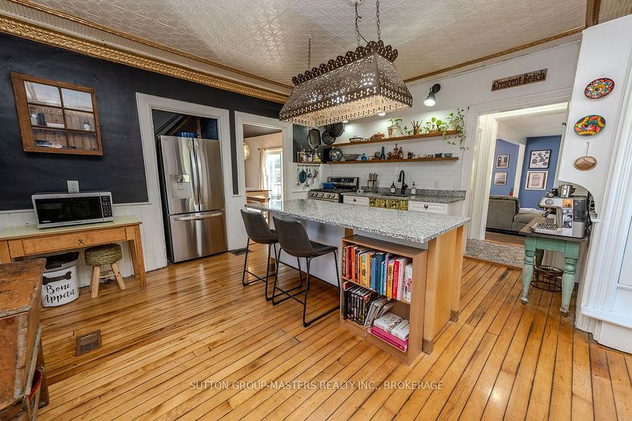 1177 Woodbine — open-concept kitchen with island